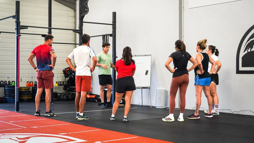 Thomas, coach de Tomek Training, explique la séance au groupe