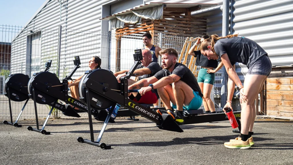 Séance cardio sur rameurs en extérieur, entre adhérents